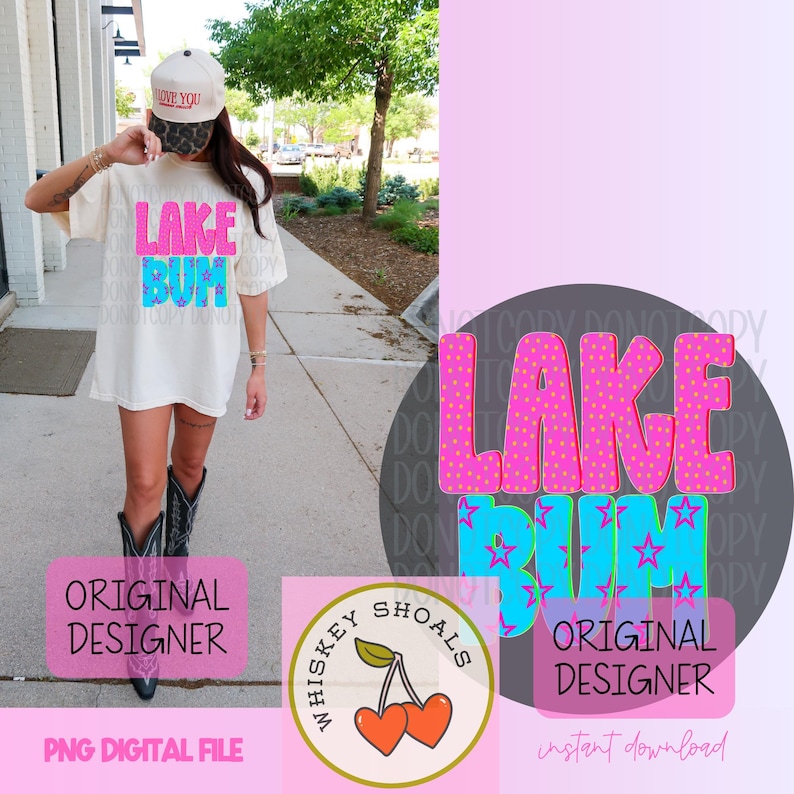Puede incluir: Camiseta color crema con las palabras "LAKE BUM" en rosa y azul, con estrellas y lunares. La imagen incluye un logotipo de "Whiskey Shoals" con cerezas y el texto "ORIGINAL DESIGNER".