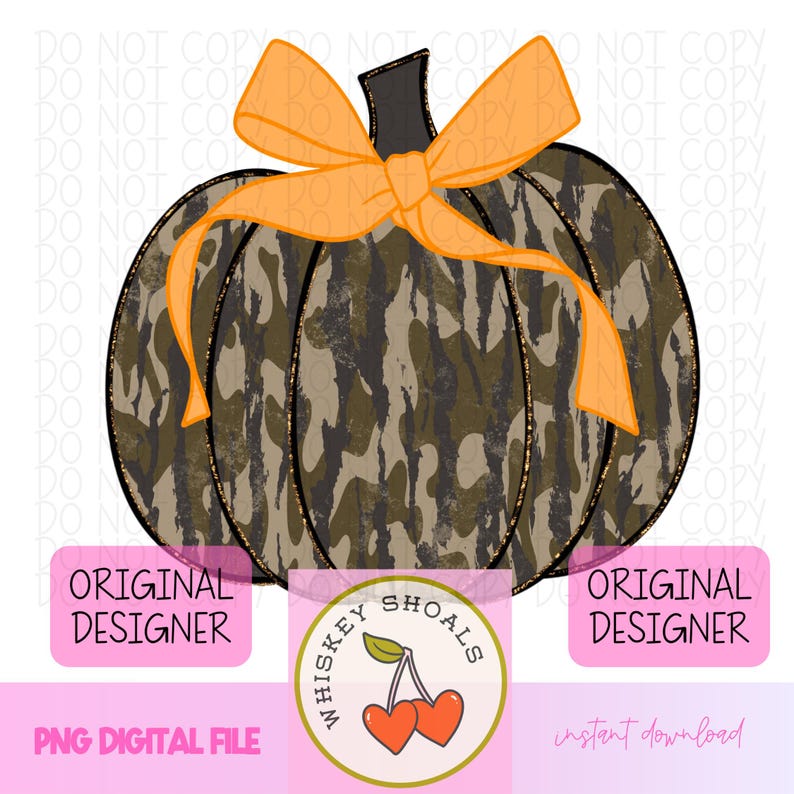 Peut inclure: Illustration num&eacute;rique d'une citrouille avec un motif camouflage marron, vert et beige. La citrouille a une tige noire et est orn&eacute;e d'un n&oelig;ud orange. Le design comprend le texte "Original Designer" et "Whiskey Shoals".