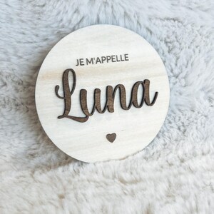 May include: A round wooden sign with the text "Je m'appelle Luna" and a small heart.
