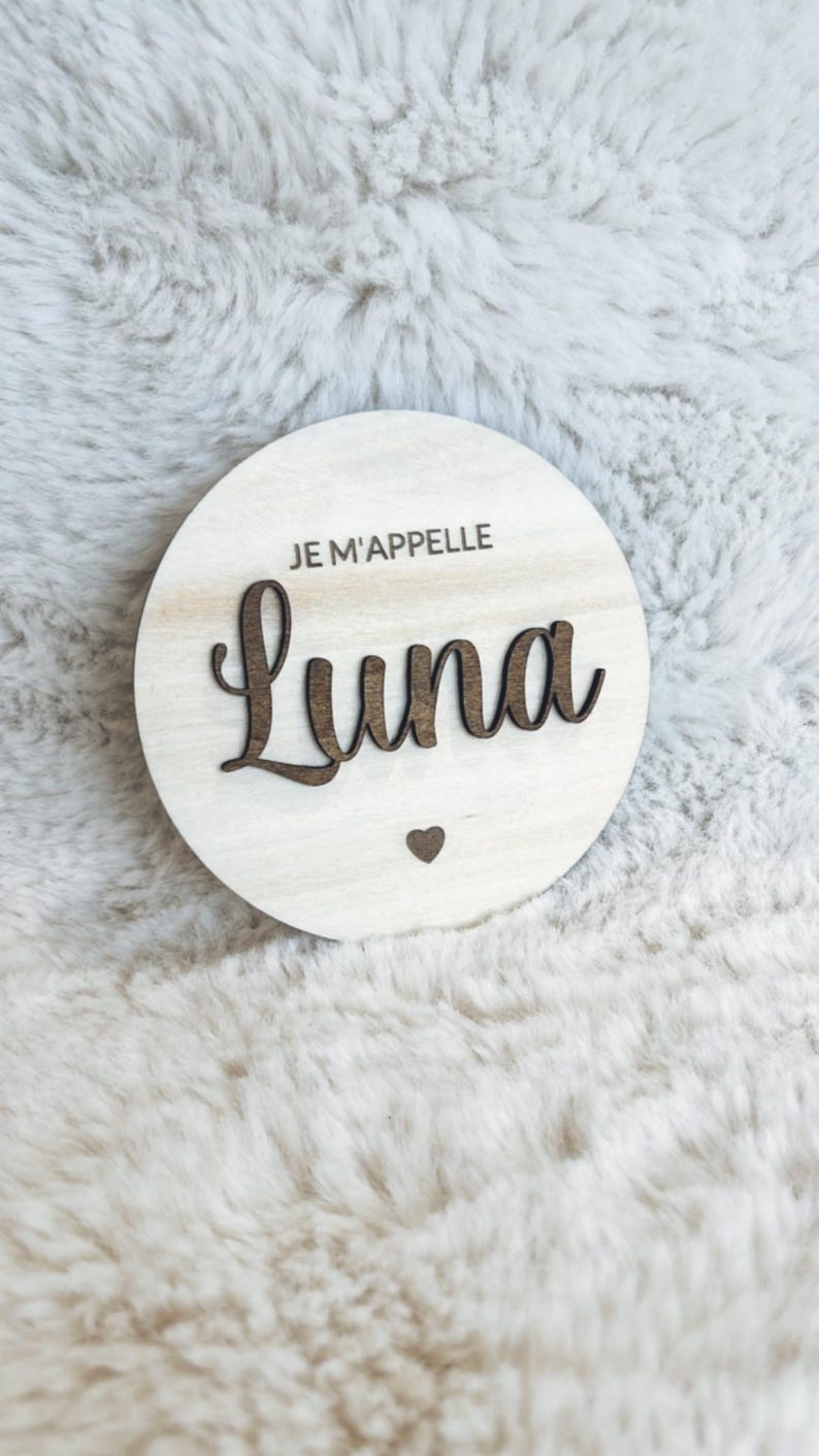 May include: A round wooden sign with the text "Je m'appelle Luna" and a small heart.