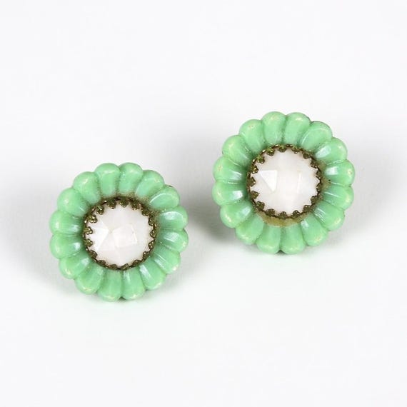 Vintage 1950s Light Green Floral Clip-On Earrings – Gold Tone Mid-Century Costume Jewelry