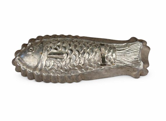 Vintage Fish-Shaped Metal Mold | Aluminum or Tin Baking Mold | 1930s–1950s Kitchen Decor