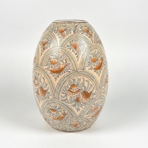 Vintage Made in Macau, China Trader Decorative Detailed Vase Urn Shell Design