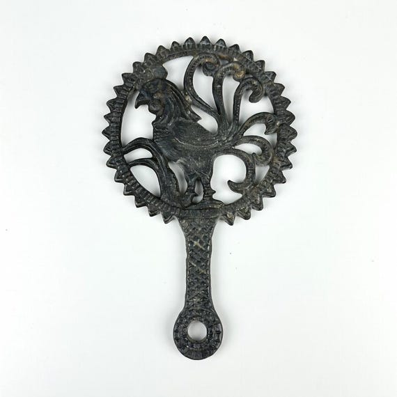 Vintage Cast Iron Rooster Trivet – Farmhouse Kitchen Hot Pad – Rustic Cockerel Decor (8.5")