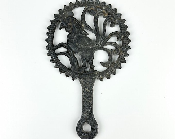 Vintage Cast Iron Rooster Trivet – Farmhouse Kitchen Hot Pad – Rustic Cockerel Decor (8.5")