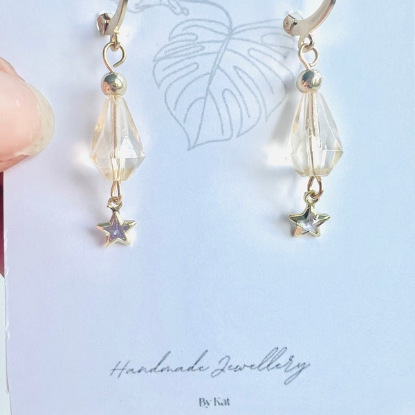 Boucles d'oreilles faites main avec détails en perles de verre, petites étoiles et accents dorés - Une élégance simple pour du glamour au quotidien