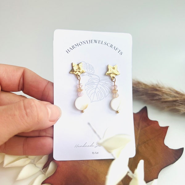 Boucles d'oreilles avec oreillette étoile et éléments en perles naturelles – brillez avec style pour la période de Noël