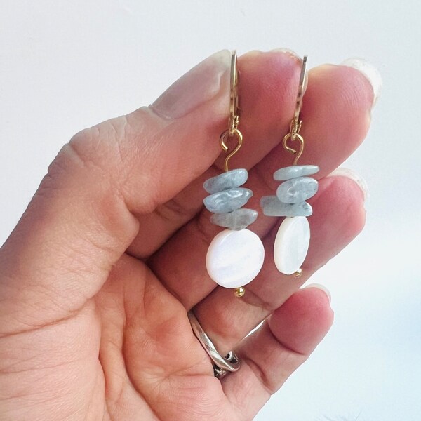 Boucles d'oreilles pendantes en or faites main avec accents de pierres naturelles bleues et perle blanche sérénité dans chaque détail aigue-marine en pierre naturelle