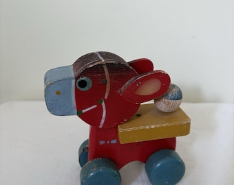 Burro de madera antiguo con ruedas para tirar. La cabeza se mueve. 14 cm de alto, 15 cm de largo.