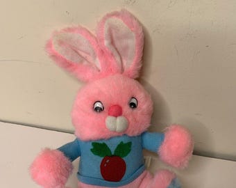 Conejo de peluche vintage rosa de 23 cm con camisa azul y patas azules.