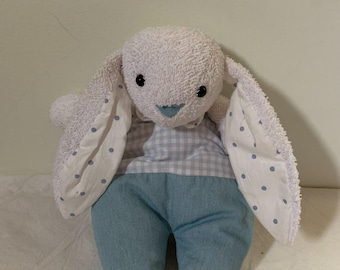 Conejo de peluche de tela de rizo, azul pastel, blanco, con orejas de cuadros vichy y lunares, y pajarita.