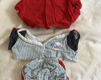 Conjunto de oso de peluche Furskins original vintage, béisbol, pelota de escupir, 3 piezas, se ajusta a 16".