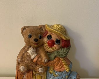 Placa decorativa de pared de Frankies Designs con diseño de payaso y oso, 7 pulgadas, estilo vintage de 1985.