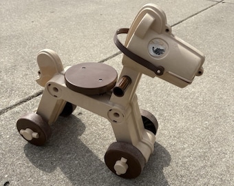 Juguete vintage para montar a caballo con boca móvil, ruedas color marrón tostado, asa para exteriores, raro