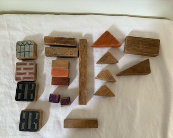 Lote de 20 bloques de madera antiguos para niños: 5 triángulos en relieve, cubos y ladrillos para puertas.