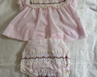 Vestido vintage Alexis Baby rosa con encaje, cubrepañal Handi-Panti, talla pequeña (10-13 lb, 3 M).