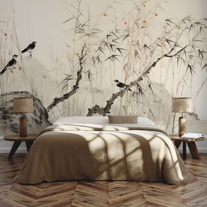 Puede incluir: Un dormitorio con un gran mural que presenta una pintura de estilo asi&aacute;tico tradicional de p&aacute;jaros posados en ramas y bamb&uacute;. La habitaci&oacute;n incluye una cama con una manta marr&oacute;n, dos mesas auxiliares de madera y l&aacute;mparas con pantallas tejidas. El suelo es de madera.