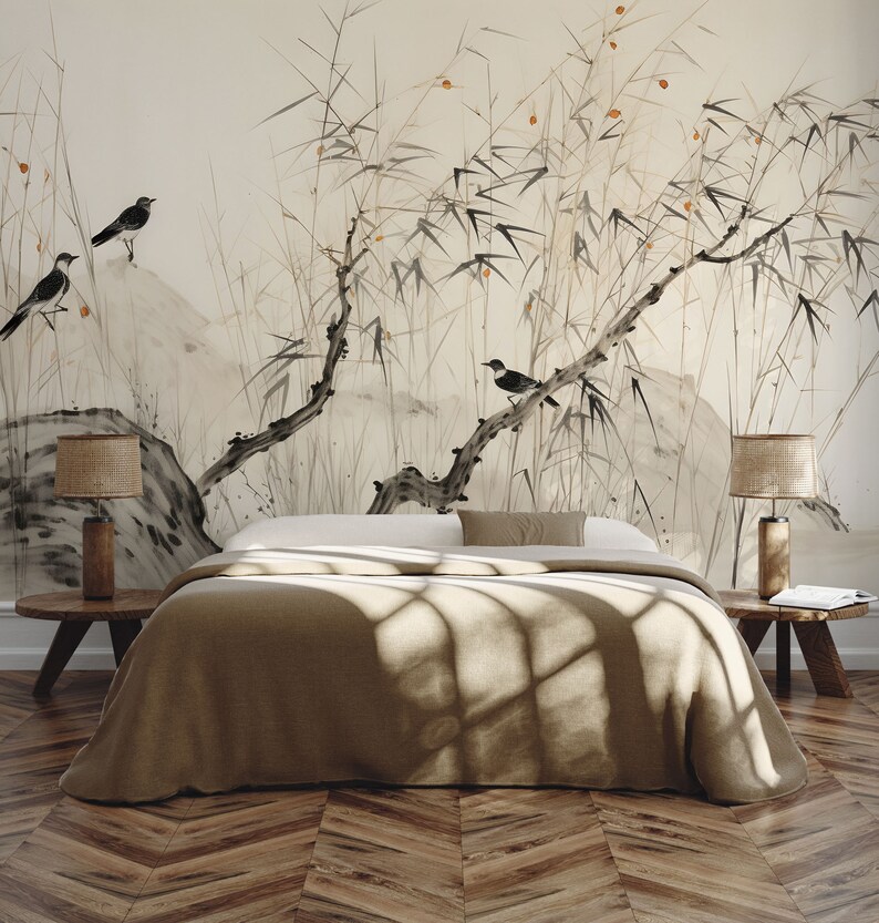 Puede incluir: Un dormitorio con un gran mural que presenta una pintura de estilo asi&aacute;tico tradicional de p&aacute;jaros posados en ramas y bamb&uacute;. La habitaci&oacute;n incluye una cama con una manta marr&oacute;n, dos mesas auxiliares de madera y l&aacute;mparas con pantallas tejidas. El suelo es de madera.