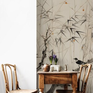 Puede incluir: Escena interior de estilo vintage con mesa y sillas de madera. El fondo es un papel pintado con una detallada representaci&oacute;n art&iacute;stica de bamb&uacute; y un p&aacute;jaro posado. Una tetera y jarrones con flores est&aacute;n sobre la mesa.