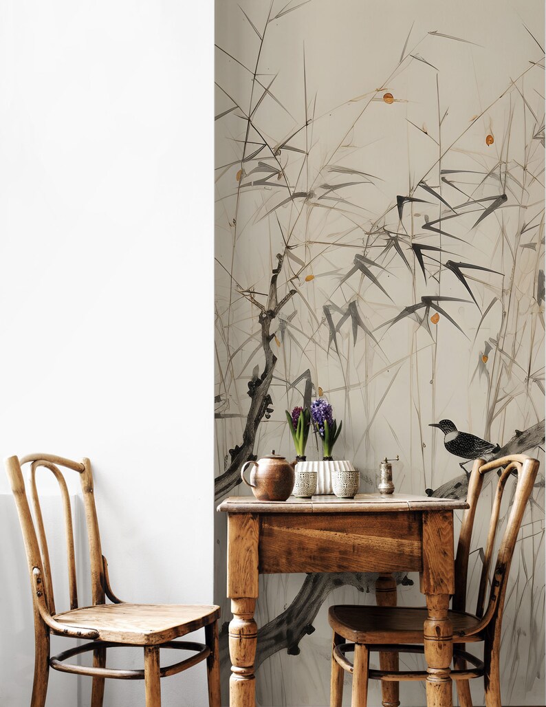 Puede incluir: Escena interior de estilo vintage con mesa y sillas de madera. El fondo es un papel pintado con una detallada representaci&oacute;n art&iacute;stica de bamb&uacute; y un p&aacute;jaro posado. Una tetera y jarrones con flores est&aacute;n sobre la mesa.