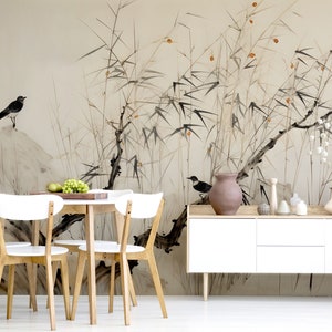 Puede incluir: Un comedor con un mural que representa p&aacute;jaros y bamb&uacute; en blanco y negro. La habitaci&oacute;n incluye una mesa y sillas blancas, un aparador blanco y jarrones decorativos. La paleta de colores es neutra, con acentos de madera natural.