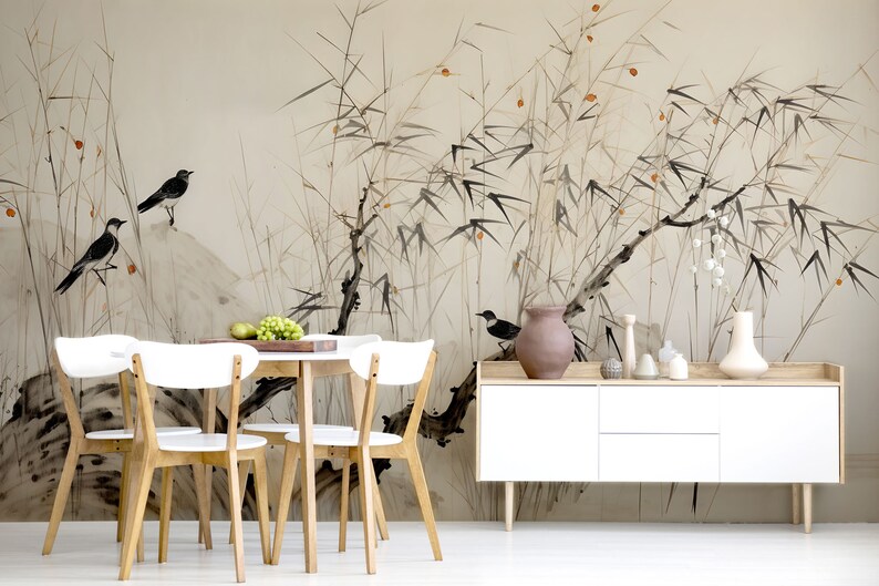Puede incluir: Un comedor con un mural que representa p&aacute;jaros y bamb&uacute; en blanco y negro. La habitaci&oacute;n incluye una mesa y sillas blancas, un aparador blanco y jarrones decorativos. La paleta de colores es neutra, con acentos de madera natural.