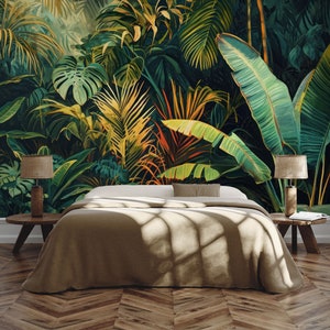 Peut inclure: Un lit avec une housse de couette en lin brun clair se trouve devant une fresque murale repr&eacute;sentant une sc&egrave;ne de jungle tropicale luxuriante avec de grandes feuilles vertes et un feuillage jaune et orange vibrant.