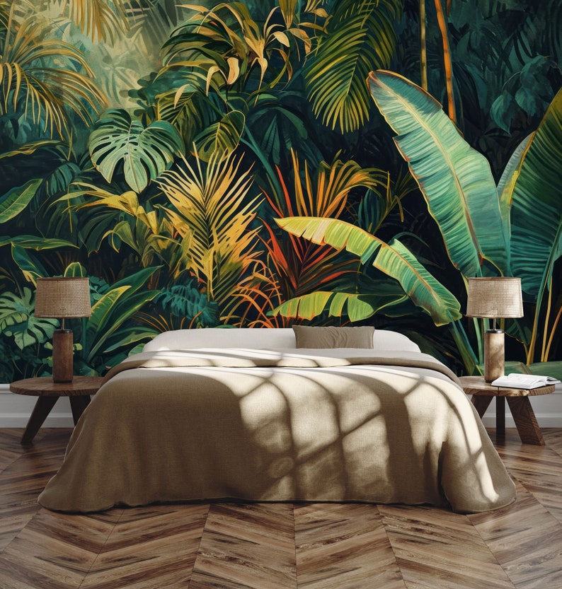 Peut inclure: Un lit avec une housse de couette en lin brun clair se trouve devant une fresque murale repr&eacute;sentant une sc&egrave;ne de jungle tropicale luxuriante avec de grandes feuilles vertes et un feuillage jaune et orange vibrant.