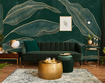 Könnte beinhalten: Ein stilvolles Wohnzimmer mit einem dunkelgrünen Samtsofa, einem goldenen Couchtisch und einem grünen Hocker. Die Wand ist mit dunkelgrüner Tapete mit goldenen Blattmustern geschmückt. Ein gerahmtes Vogelbild hängt an der Wand.