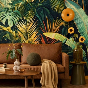Peut inclure: Un canap&eacute; en cuir marron avec un coussin de jet vert et une couverture en jet beige. Le canap&eacute; est devant un mur avec un papier peint &agrave; motif tropical repr&eacute;sentant de grandes feuilles vertes et des fleurs jaunes. Une table basse en bois avec un vase de fleurs jaunes se trouve devant le canap&eacute;.