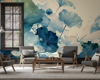 Può includere: Un design di interni per un soggiorno con tre poltrone e un tavolino da caffè di fronte a un murale a parete con un design ad acquerello di foglie blu e verdi.