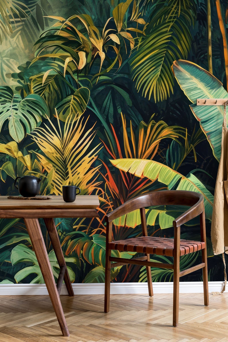 Peut inclure: Un ensemble de table et de chaise en bois devant une fresque de jungle tropicale. La fresque pr&eacute;sente un feuillage luxuriant vert et jaune, cr&eacute;ant une ambiance vibrante et exotique.