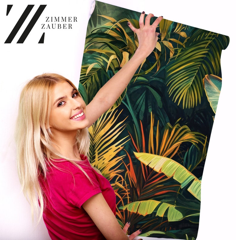 Peut inclure: Une femme tient un rouleau de papier peint &agrave; motifs de feuilles tropicales. Le papier peint pr&eacute;sente un motif de jungle aux couleurs vives, vert, jaune et orange.
