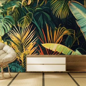 Peut inclure: Un fauteuil rond beige avec un coussin est plac&eacute; devant un mur avec un papier peint &agrave; motifs de feuilles tropicales. Une &eacute;tag&egrave;re en bois avec deux tiroirs blancs se trouve sous le papier peint.