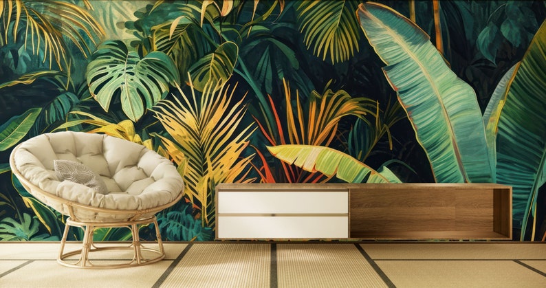 Peut inclure: Un fauteuil rond beige avec un coussin est plac&eacute; devant un mur avec un papier peint &agrave; motifs de feuilles tropicales. Une &eacute;tag&egrave;re en bois avec deux tiroirs blancs se trouve sous le papier peint.