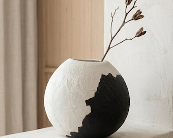侘び寂びニュートラルトーンの花瓶 – 素朴なアートオブジェ、彫刻的なジャパンディ装飾、モダンで素朴なセンターピース
