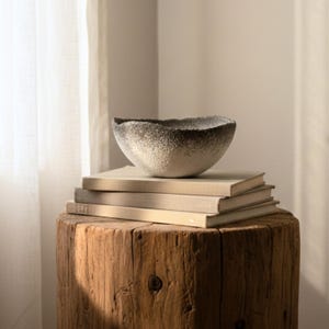 Cuenco escultural Wabi Sabi hecho a mano: decoración rústica neutra para centro de mesa, ideal para mesas de centro.