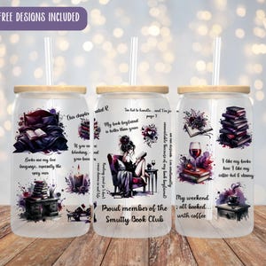 Pode incluir: Três copos de vidro com tampas e canudos de bambu, cada um com um design único com ilustrações e citações com tema de livros. Os designs incluem pilhas de livros, uma mulher lendo e detalhes em aquarela. O texto "Proud member of the Smutty Book Club" é visível.