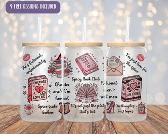 Op de afbeelding: Drie glazen bekers met bamboe deksels en rietjes, versierd met roze en rode afbeeldingen en tekst met boeken als thema. De tekst bevat zinnen als "Spicy Book Club" en "Enemies to Lovers". Een paarse banner bovenaan luidt "9 FREE DESIGNS INCLUDED".