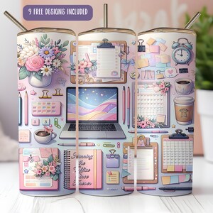 Puede incluir: Un vaso de acero inoxidable con un diseño envolvente que presenta artículos de oficina, flores y un ordenador portátil. El diseño incluye un arreglo floral, un ordenador portátil y el texto "9 FREE DESIGNS INCLUDED".