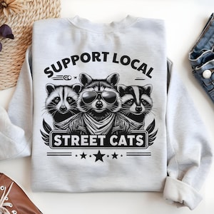 Apoya a tus gatos callejeros locales PNG / Diseño de sublimación de animales divertidos / Camiseta de moda png / Salvaje pero lindo / Salvaje png / Mapache divertido