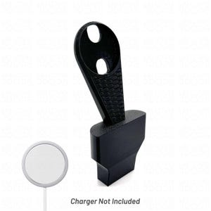 Op de afbeelding: Een zwarte oplaadstandaard met een uniek ontwerp. De standaard heeft een getextureerde, schuine arm met twee cirkelvormige openingen aan de bovenkant. De basis is rechthoekig. De tekst "Charger Not Included" staat onderaan.
