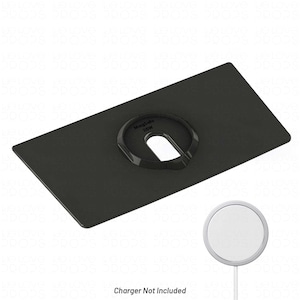 Puede incluir: Un soporte de carga rectangular negro con un soporte circular para cargador MagSafe. El soporte está etiquetado como "MagSafe 25W". Se muestra un cargador MagSafe blanco y plateado debajo. El texto "Charger Not Included" está en la parte inferior.