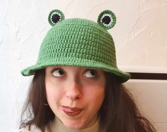 Chapeau grenouille en crochet/frog bucket hat