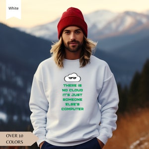 Może przedstawiać: Biała bluza z zielonym nadrukiem chmury i tekstem "THERE IS NO CLOUD IT'S JUST SOMEONE ELSE'S COMPUTER".