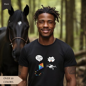 Może przedstawiać: Czarny T-shirt z grafiką latawca i drona. Latawiec ma dymka z tekstem "Jestem twoim ojcem!" a dron ma dymka z tekstem "Noooooo!"