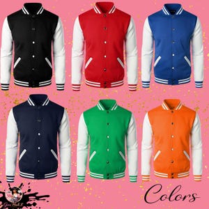 Puede incluir: Seis chaquetas tipo varsity en negro, rojo, azul, azul marino, verde y naranja. Cada chaqueta tiene mangas blancas, cierre de botones a presi&oacute;n, dos bolsillos laterales y ribetes acanalados a rayas en el cuello, pu&ntilde;os y dobladillo.