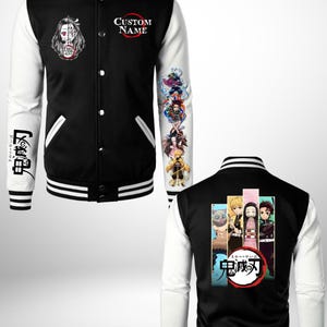 Puede incluir: Una chaqueta universitaria negra y blanca con gr&aacute;ficos de anime Demon Slayer. El frente muestra un parche de personaje, el texto CUSTOM NAME y caracteres japoneses. La manga tiene un estampado vertical y la espalda muestra cuatro personajes con el logo de Demon Slayer.