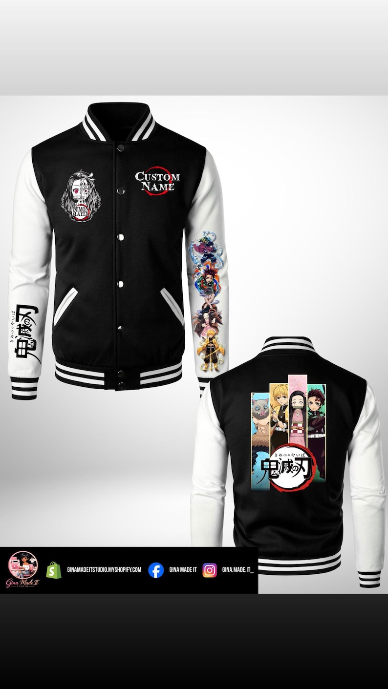 Puede incluir: Una chaqueta universitaria negra y blanca con gr&aacute;ficos de anime Demon Slayer. El frente muestra un parche de personaje, el texto CUSTOM NAME y caracteres japoneses. La manga tiene un estampado vertical y la espalda muestra cuatro personajes con el logo de Demon Slayer.
