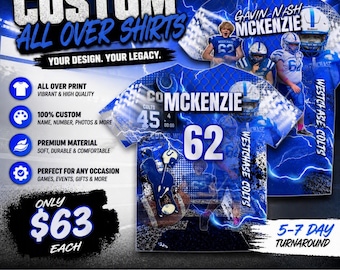 Puede incluir: Una camiseta azul de manga corta con un patrón de rayos, el texto MCKENZIE, el número 62 e imágenes de jugadores de fútbol americano con uniformes azules. La camiseta incluye el texto WESTCHASE COLTS y COLTS 45. Fondo azul oscuro.
